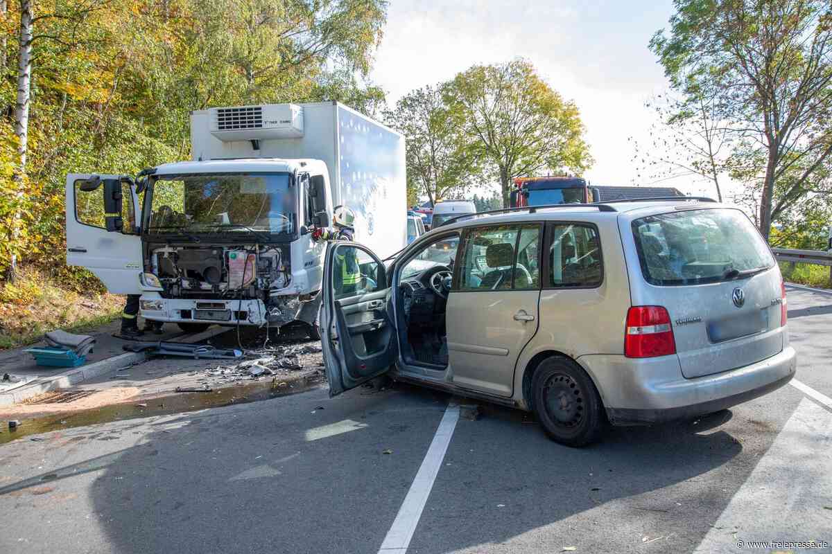 B 174 voll gesperrt: Unfall in Hohndorf