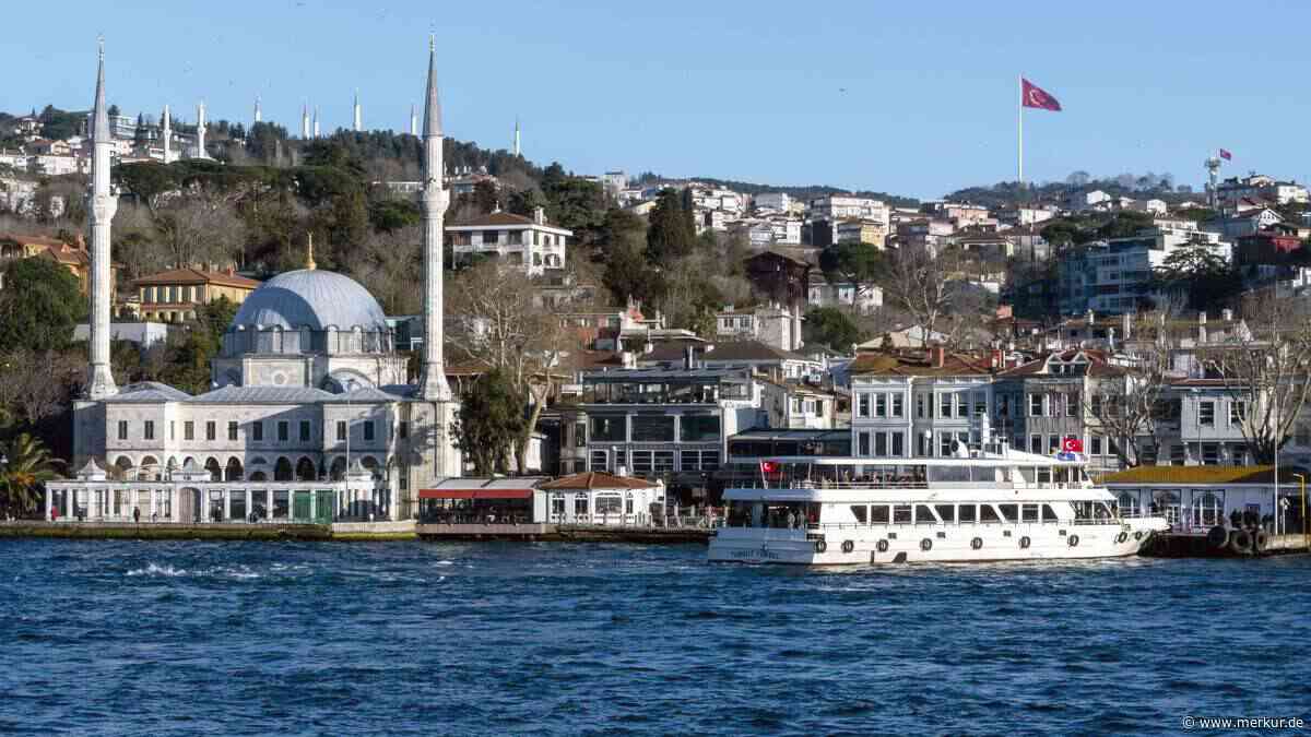 Passagierfähre kracht in historische Villa am Bosporus