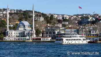 Passagierfähre kracht in historische Villa am Bosporus