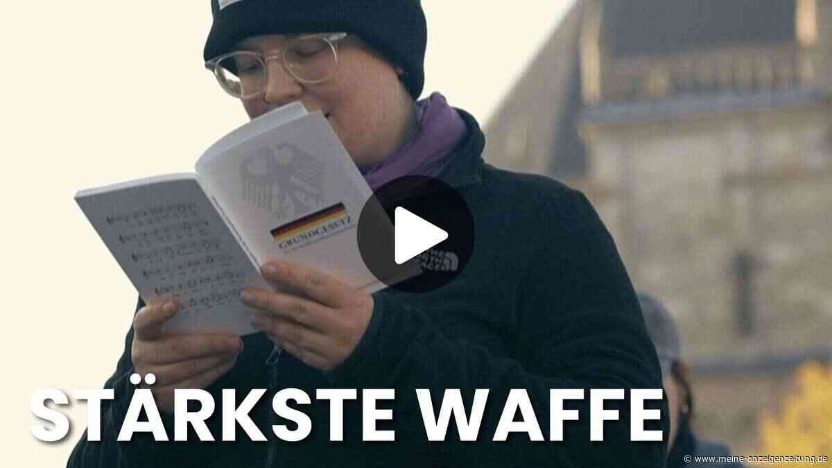 „Stärkste Waffe“: Warum Menschen vor dem Landtag in Magdeburg das Grundgesetz vorlesen