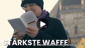 „Stärkste Waffe“: Warum Menschen vor dem Landtag in Magdeburg das Grundgesetz vorlesen