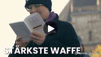 „Stärkste Waffe“: Warum Menschen vor dem Landtag in Magdeburg das Grundgesetz vorlesen