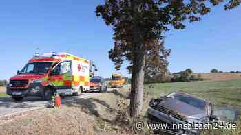Verkehrsunfall in Dorfen: Auto mit Kindern an Bord prallt gegen Baum – Mutter verletzt