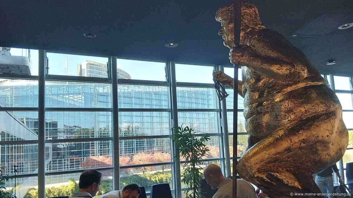 Trump hüllenlos auf einer Weltkugel – diese Schmähstatue aus Gold steht jetzt im EU-Parlament