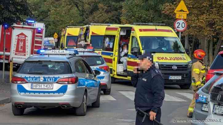 Polonia, attacco con coltello in una scuola: 7 feriti, sospettato un 19enne. Rissa in un liceo a Istanbul: fermato uno studente di 16 anni