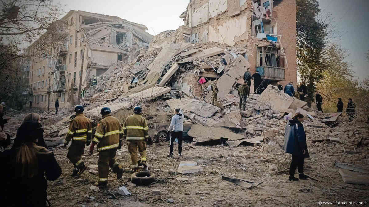 Ucraina, pioggia di missili russi: “Almeno 19 morti, tra cui 4 bambini”. Zelensky: “E’ il regalo di compleanno per Putin”