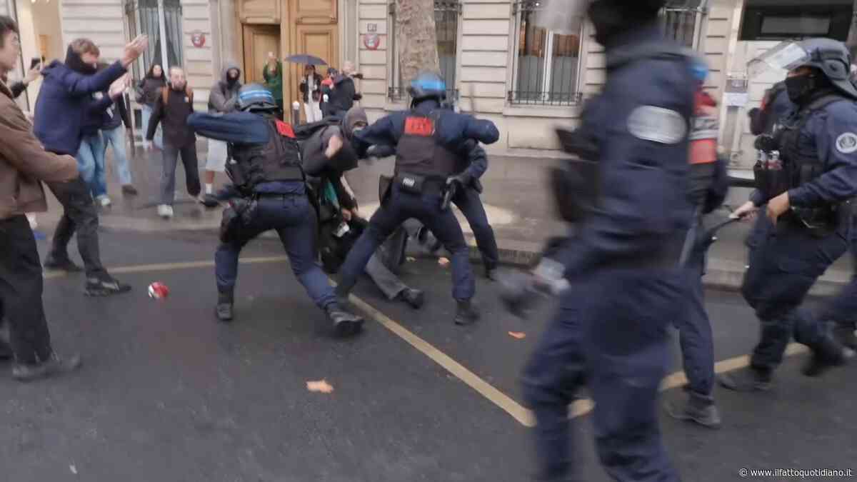 Proteste in Francia, la polizia allontana gli studenti con manganellate e gas lacrimogeni: “Intervento sproporzionato” – Video