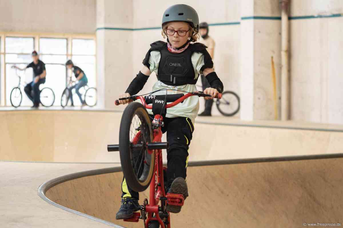 Mit Helm und Rückenpanzer im Fahrradsattel: Junge Chemnitzerin will hoch hinaus