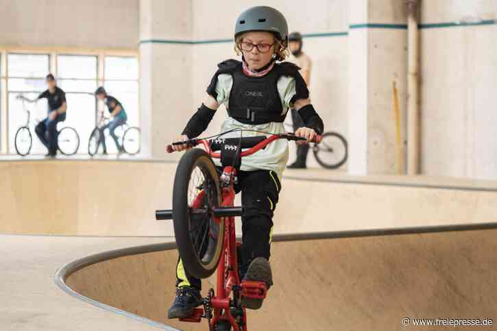 Mit Helm und Rückenpanzer im Fahrradsattel: Junge Chemnitzerin will hoch hinaus