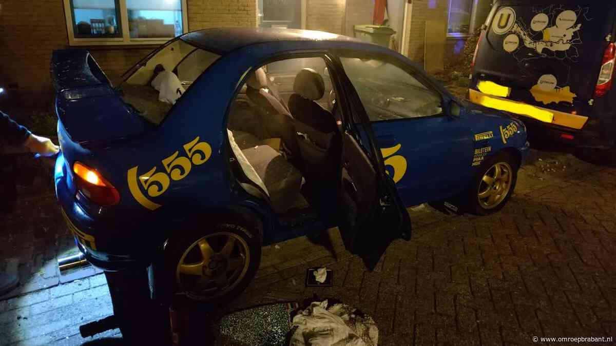 Explosie in auto zorgt voor flinke schade aan wagen in Standdaarbuiten