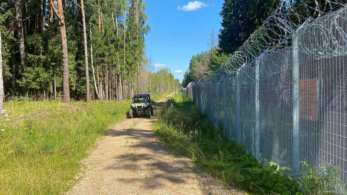 Aggressive Aktion aus Belarus: Riga: Bewaffnete drängen Migranten nach Lettland und stehlen Grenztechnik