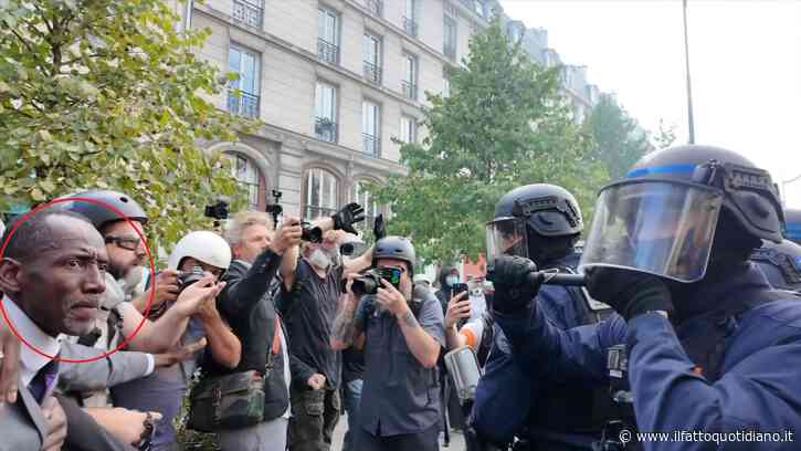 Proteste in Francia, il sindaco di Saint-Denis in mezzo agli scontri: così cerca di riportare la calma tra polizia e manifestanti – Video
