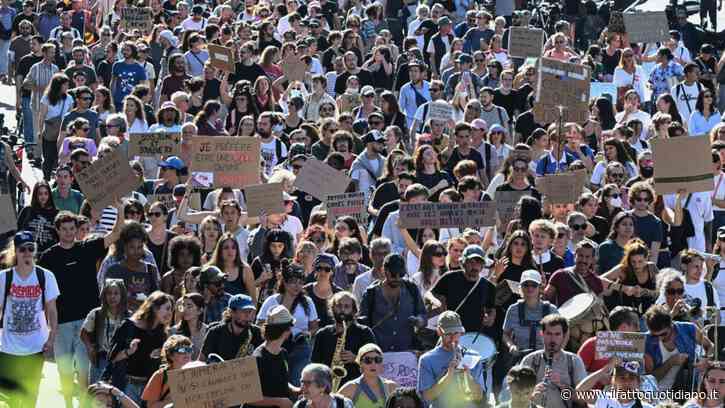 Gli studenti francesi in piazza mandano un monito ai coetanei europei: che democrazia volete per il futuro?