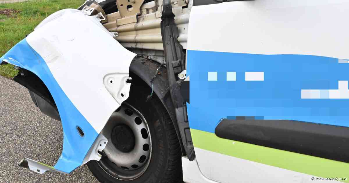 Motorrijder botst met auto in Breda en belandt in het gras
