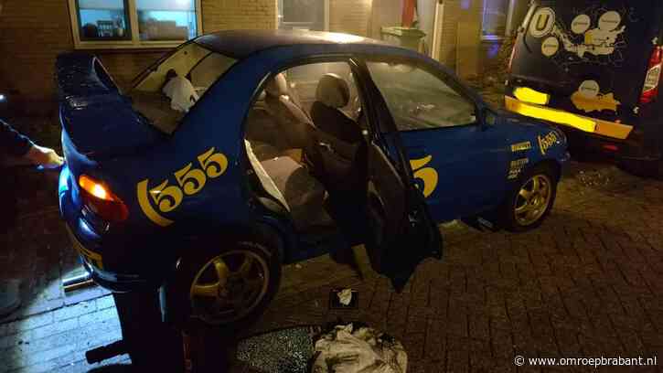 Opvallende auto loopt flinke schade op door explosie in Standdaarbuiten