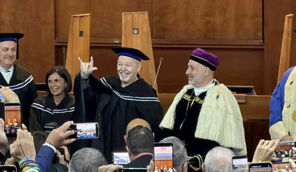 “Ora ho i voti”: Vasco Rossi dottore honoris causa a Salerno e il cappellino finisce in testa al Rettore