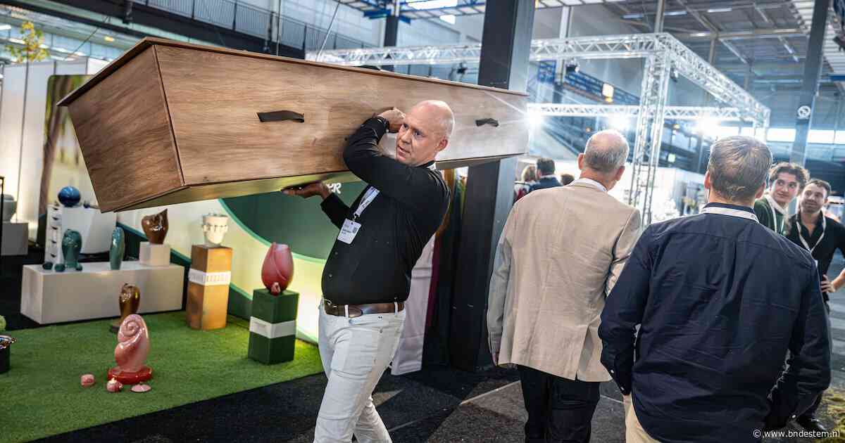 Vraag naar goedkope en duurzame uitvaarten groeit: ‘Doe mij maar in een kartonnen doos’