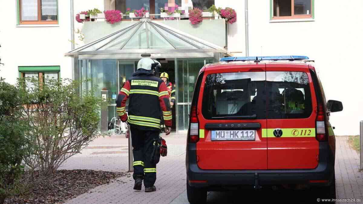 Rauchentwicklung in Altenheim in Waldkraiburg – Erkundung unter schwerem Atemschutz