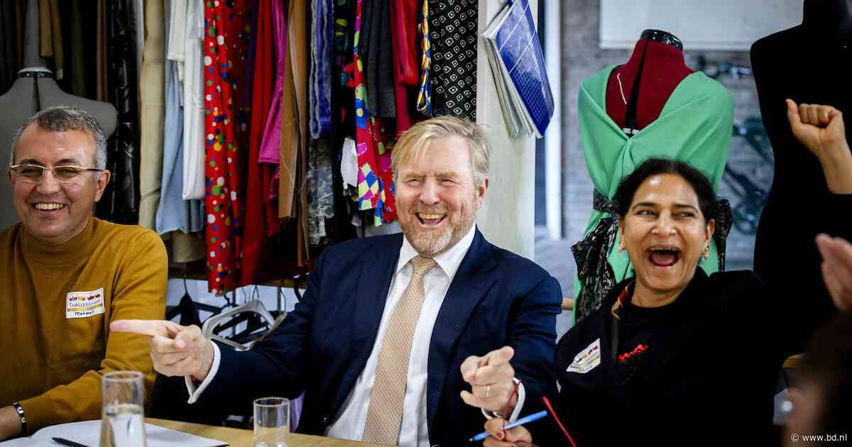Buurtbewoners Boschveld dringen op de stoep voor een glimp van koning Willem-Alexander