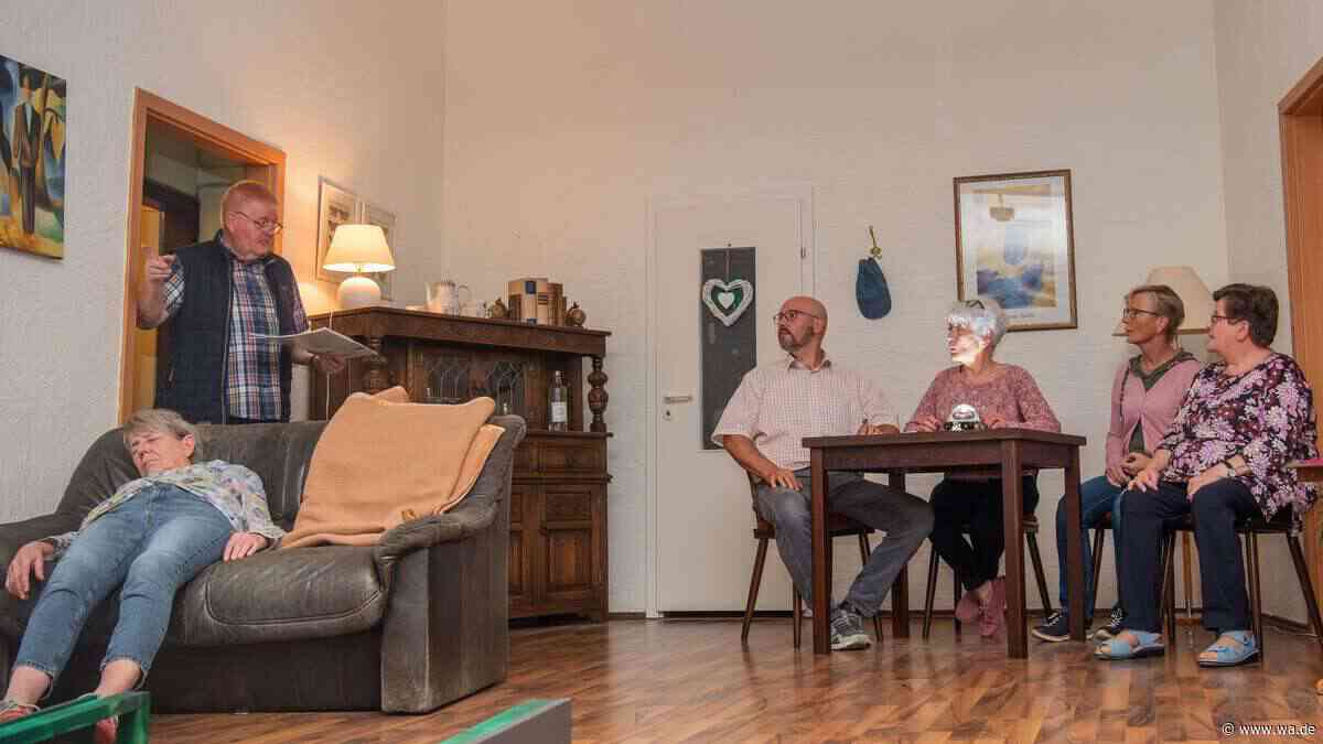 Neuling spielt die Leiche: Theatergruppe probt auf Hochtouren – „ist eine tolle Truppe“