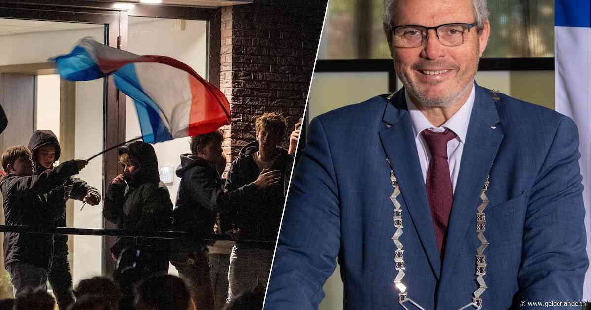 Burgemeester over de drie 17-jarigen achter de azc-rellen: ‘Ik vraag me af of hun ouders weten wat ze uitspoken’