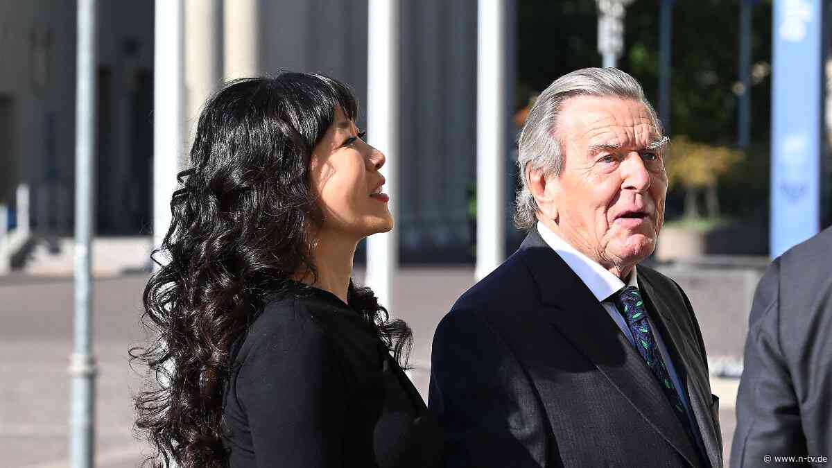 Im Aufsichtsrat bei Hyperglobus: Altkanzler Schröder auf Kennenlern-Reise in Moskau
