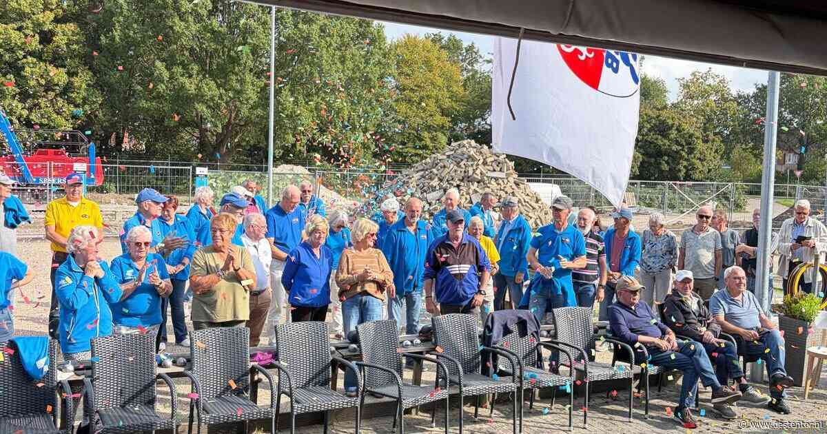 Op weg naar nieuwe jeu-de-bouleshal in Lelystad, eerste paal is geslagen