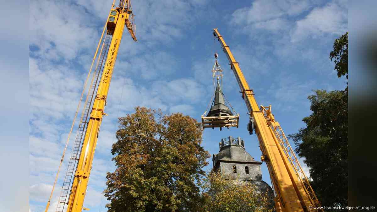 Sechs Tonnen am Haken: Kirchturmspitze im Landkreis Peine abgehoben