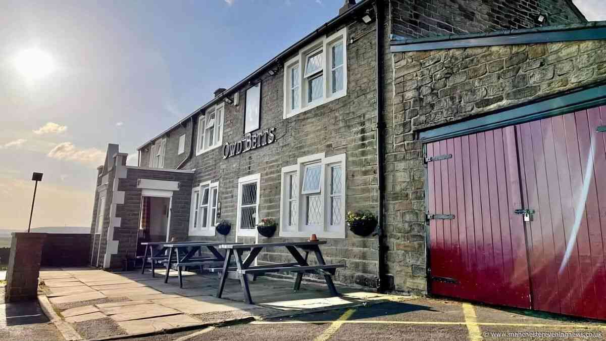 The scenic Greater Manchester walk perfect for autumn ending with a country pub and roast dinner