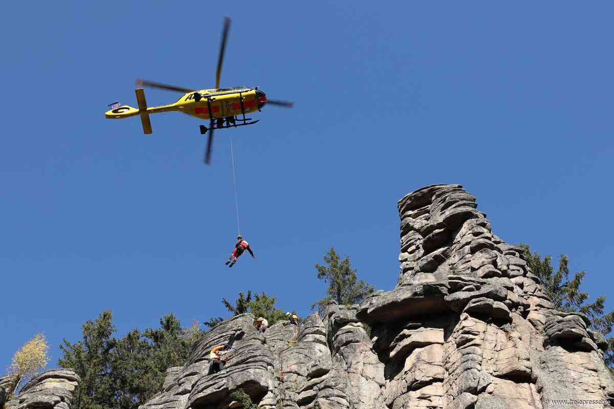 „Bergretter“ im Erzgebirge: Rettungsteam aus der Luft trainiert an den Teufelssteinen