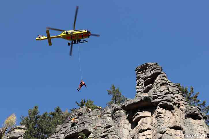 „Bergretter“ im Erzgebirge: Rettungsteam aus der Luft trainiert an den Teufelssteinen