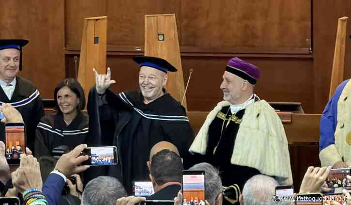 “La politica non è solo quella dei palazzi. È anche la società che decide chi proteggere o lasciare ai margini”: Vasco Rossi dottore honoris causa a Salerno