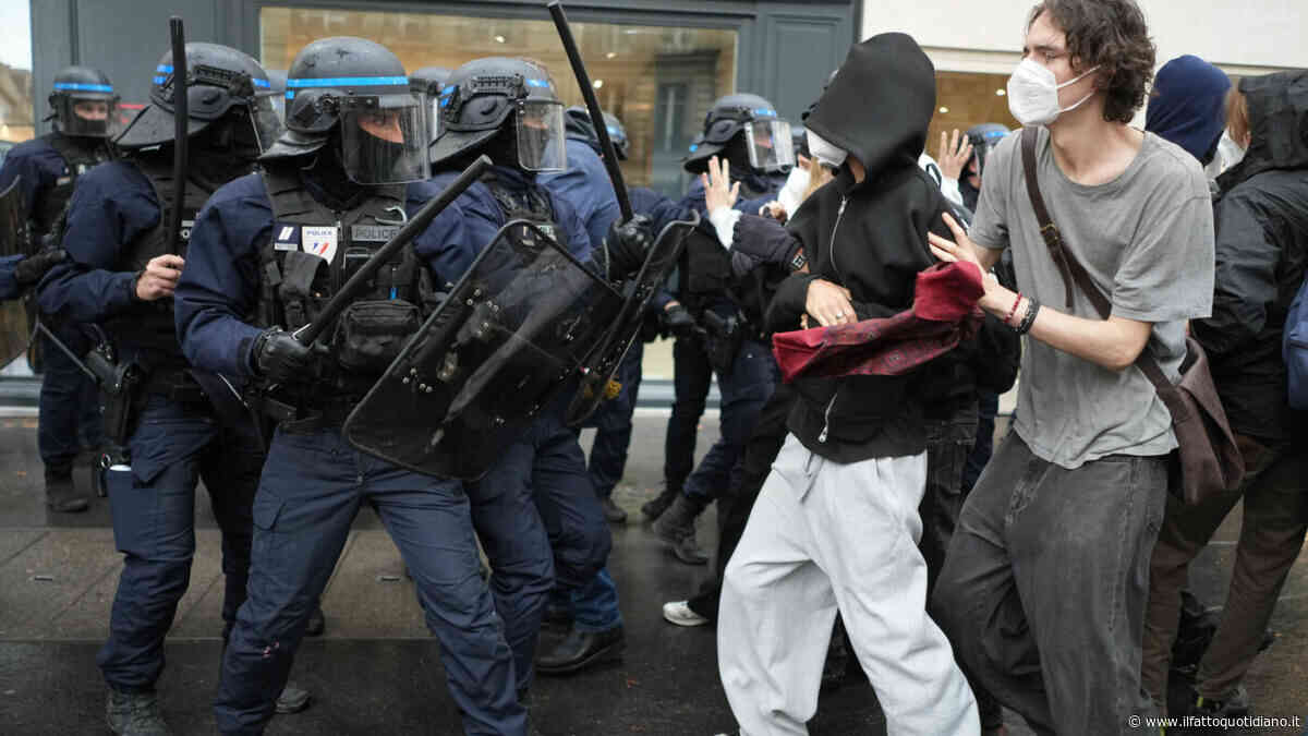 Proteste in Francia, il ministro dell’Interno blocca l’uso delle granate stordenti da parte degli agenti. La polizia avvia 18 indagini sulle accuse di abusi