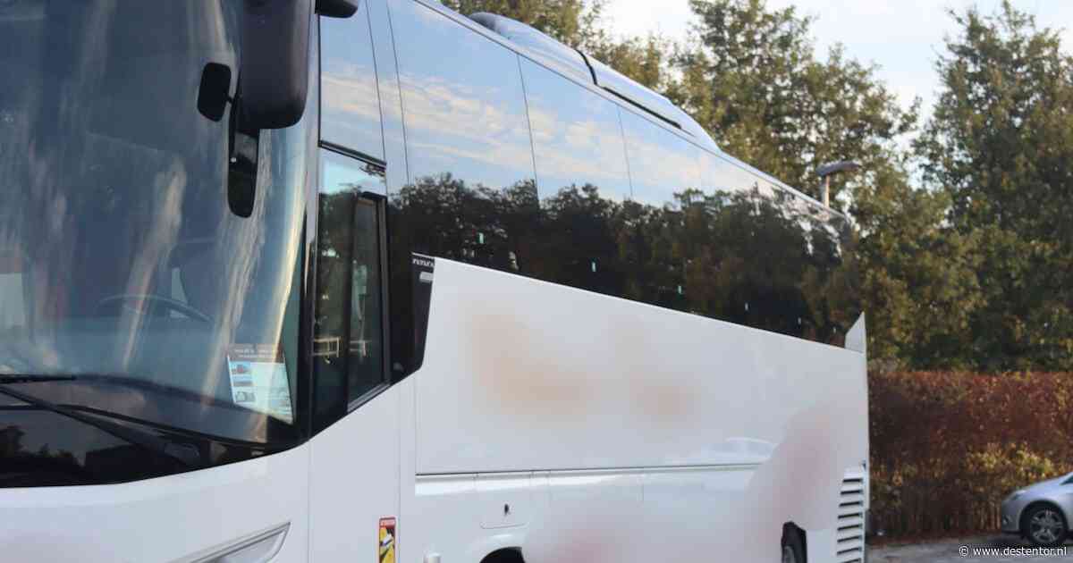 Vanuit een touringcar controleert politie op telefoongebruik: 106 boetes