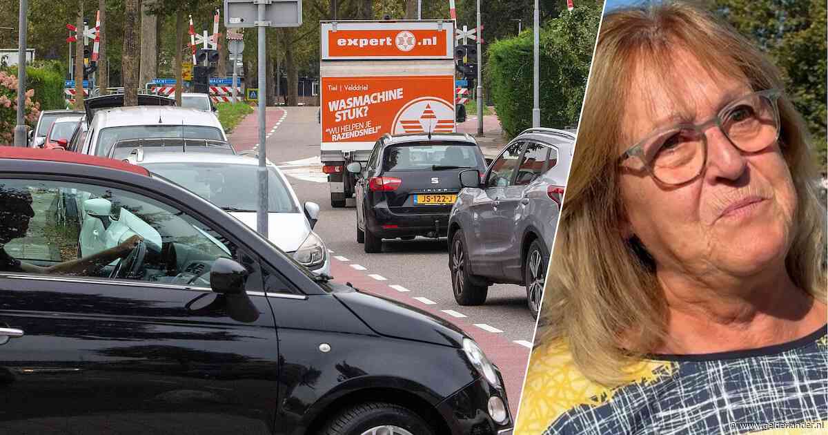 Petronel (69) woont met haar man aan de ‘racebaan’ van Tiel: ‘Ze douwen de auto er gewoon tussendoor’