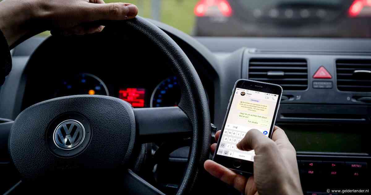 Ruim honderd bekeurin­gen uitgedeeld voor gebruik mobiele telefoon tijdens het rijden