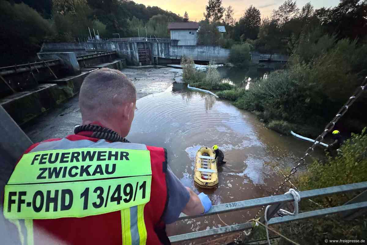 Einsatz auf der Zwickauer Mulde: Feuerwehr errichtet Ölsperren