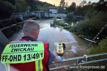 Einsatz auf der Zwickauer Mulde: Feuerwehr errichtet Ölsperren