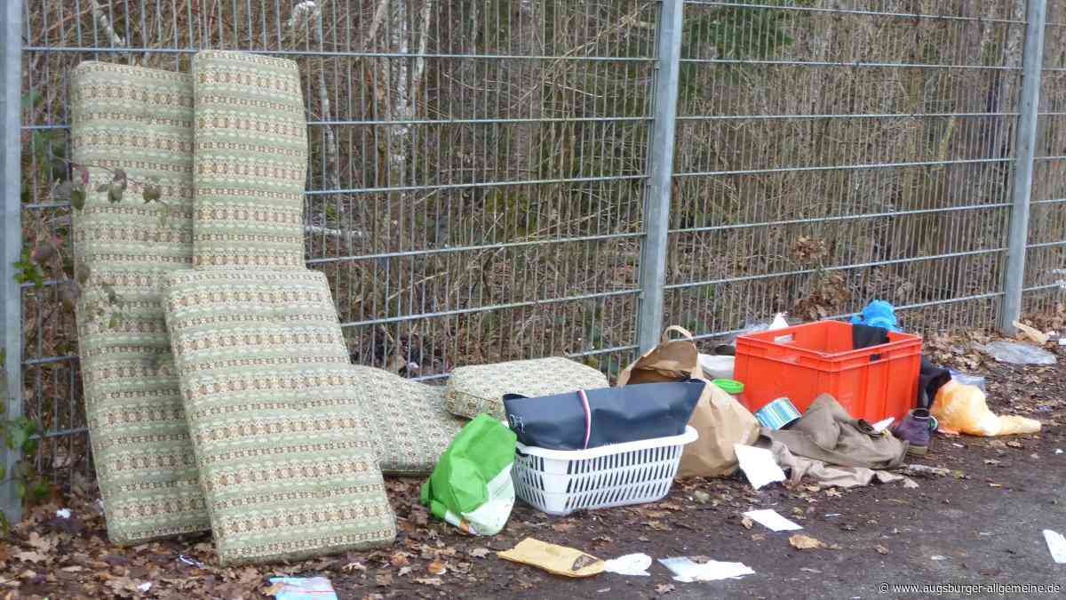 Altpapiercontainer am Wiesenring in Landsberg werden abgezogen