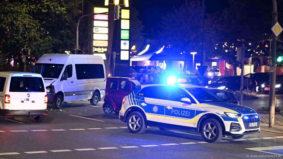Unfall legt vielbefahrene Kreuzung in Kolbermoor lahm – Dreirad-Microcar kracht in Sprinter