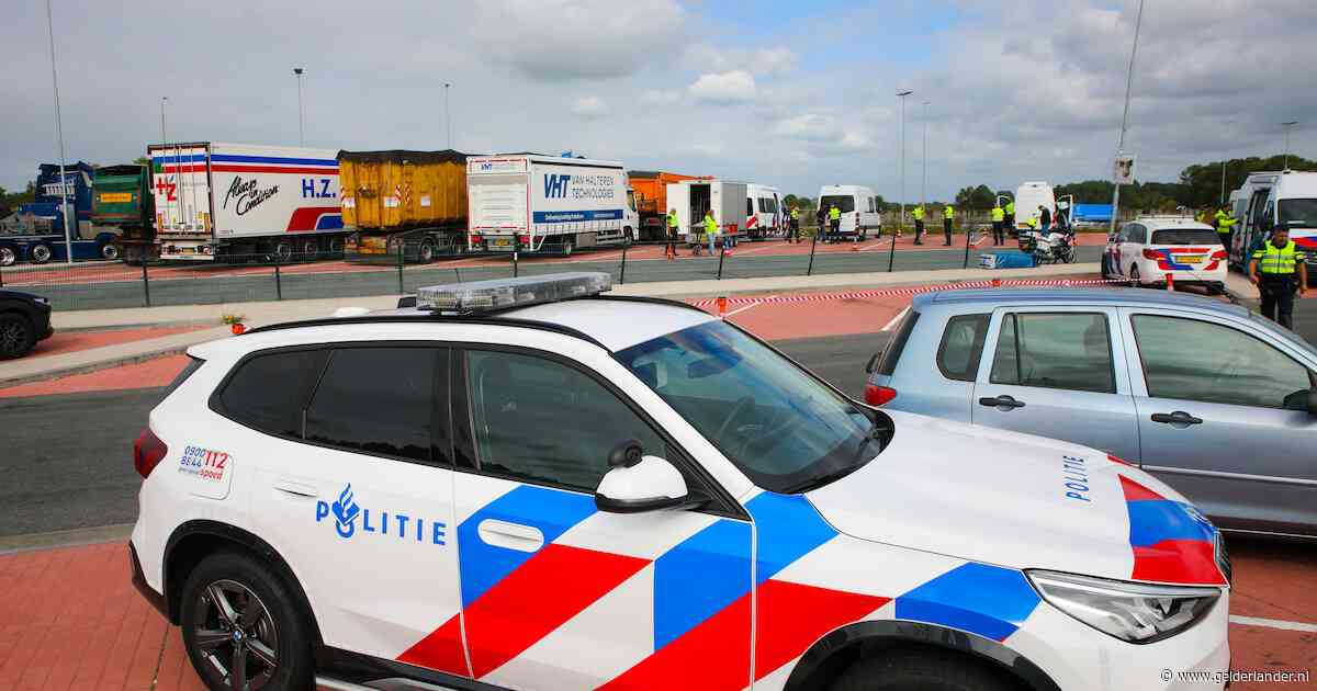 Grote politiecontrole in de regio levert tientallen sloffen illegale sigaretten, een mes en duizenden euro’s aan belastinggeld op