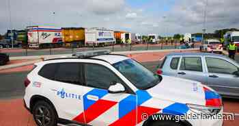 Grote politiecontrole in de regio levert tientallen sloffen illegale sigaretten, een mes en duizenden euro’s aan belastinggeld op