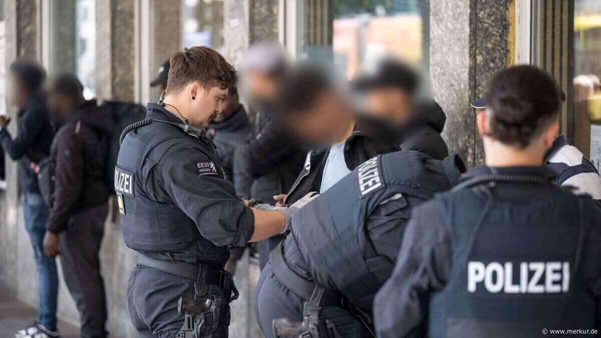 Polizist lässt Mann zur Belustigung der Kollegen betteln – es ging um Abschiebung