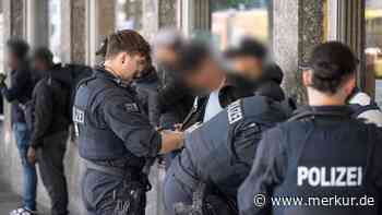Polizist lässt Mann zur Belustigung der Kollegen betteln – es ging um Abschiebung