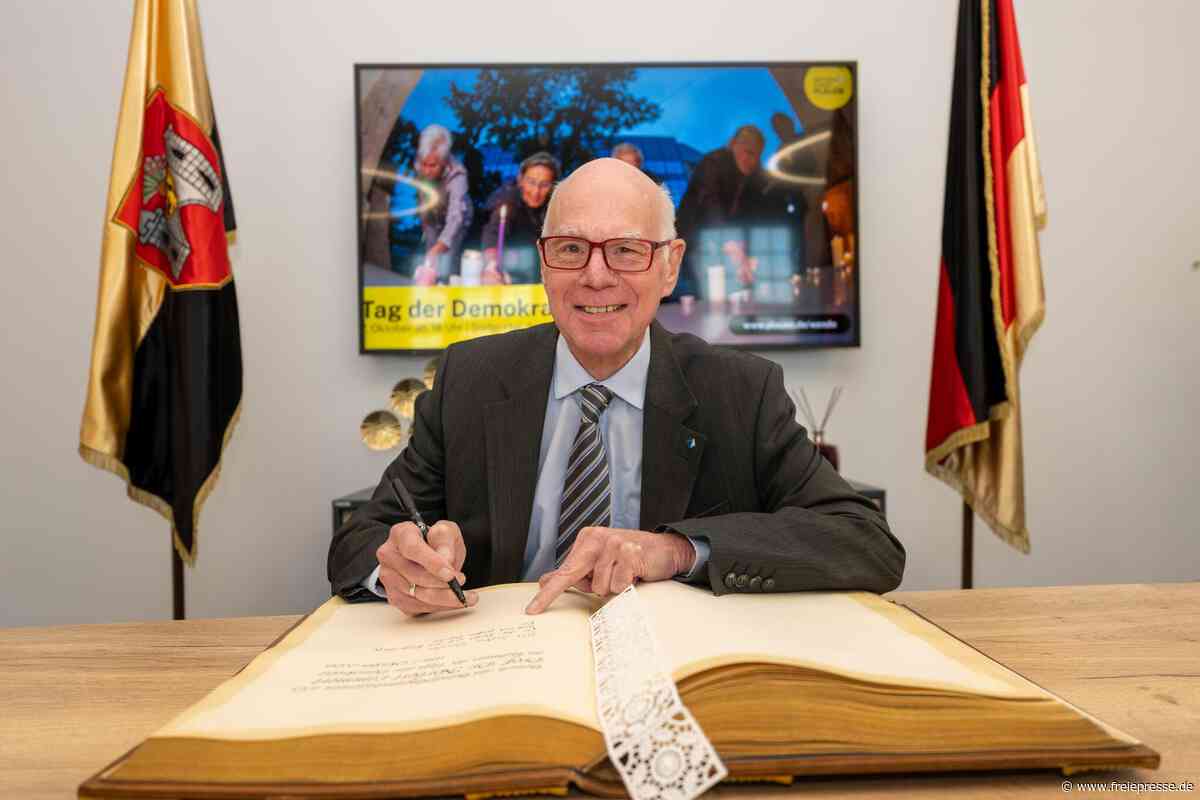 Ex-Bundestagspräsident trägt sich ins Goldene Buch der Stadt Plauen ein