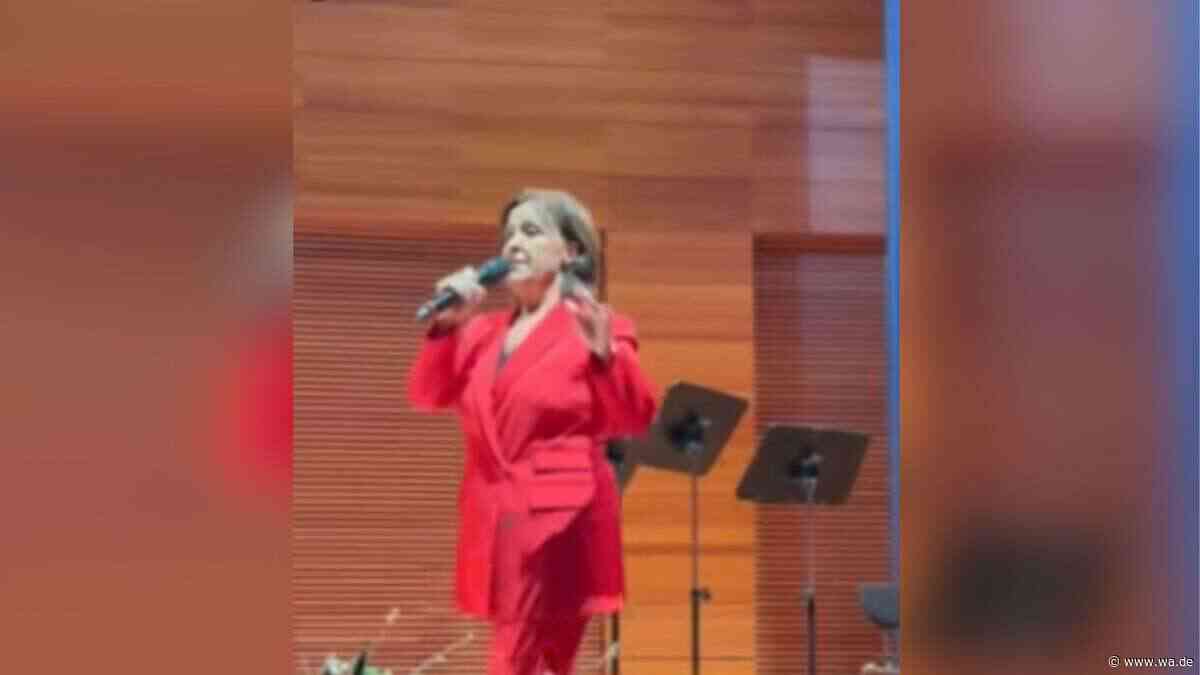 Karriere vor Jahren beendet – doch hier singt Schlager-Legende plötzlich noch mal ihren größten Hit