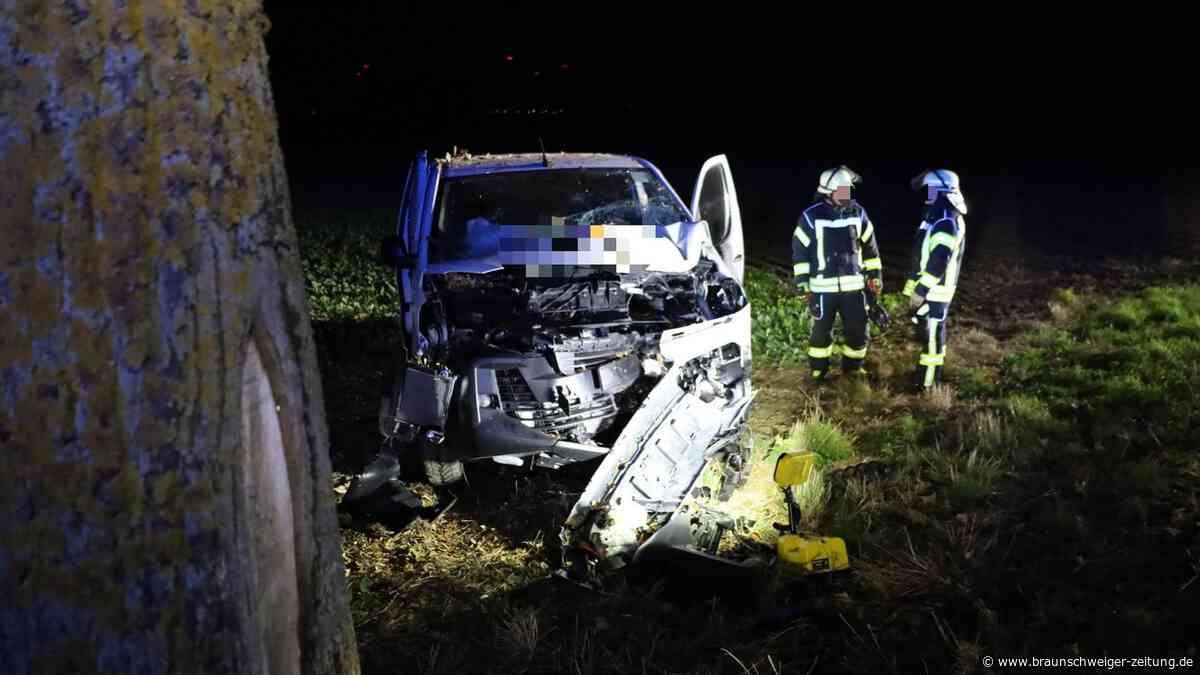 Verkehrsunfall auf K51 bei Vallstedt: Transporter prallt gegen Straßenbaum