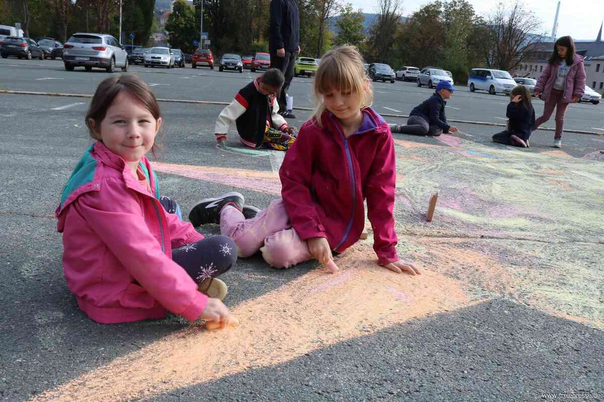 Schüler aus dem Erzgebirge malen Kreidesonnen für Vielfalt und Demokratie