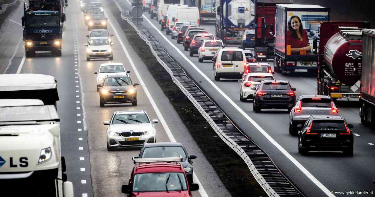 500 kilometer aan files door buien en ongelukken, meer dan twee keer zo veel als normaal