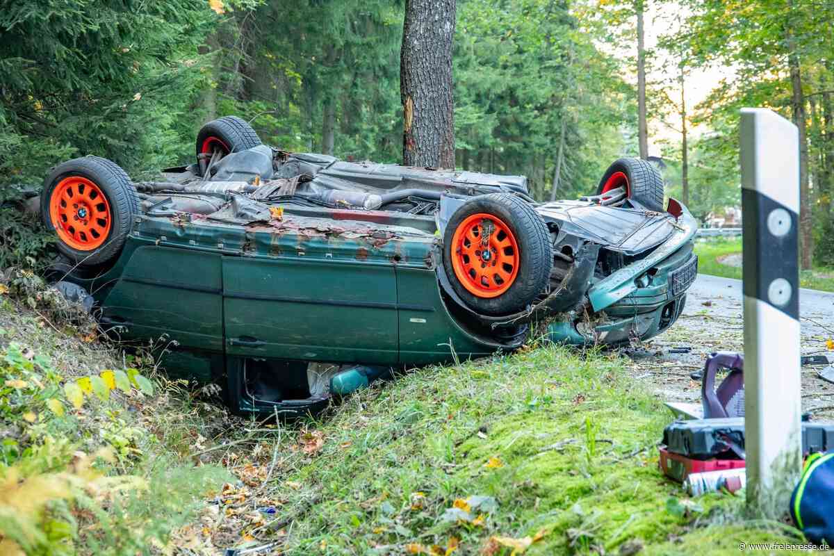 Überholversuch auf Staatsstraße im Erzgebirge misslingt: BMW überschlägt sich